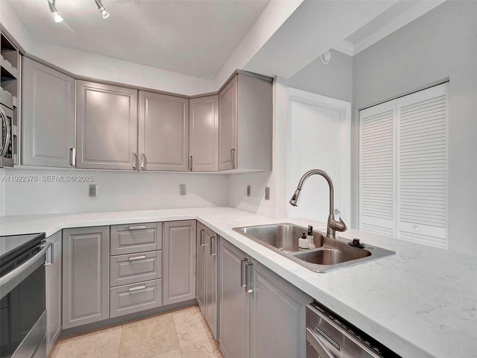 For Sale: $645,000 (2 beds, 2 baths, 1140 Square Feet)