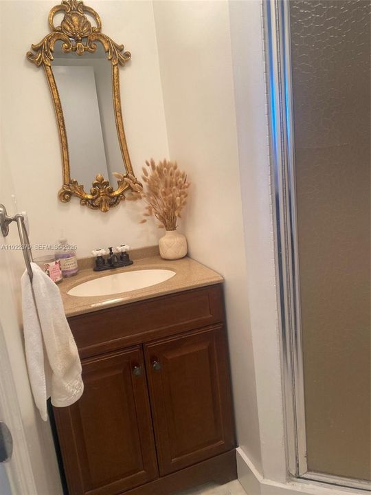 En Venta: $265,000 (2 camas, 2 baños, 1100 Pies cuadrados)