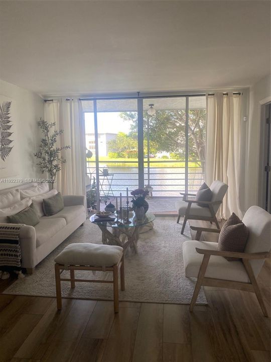 En Venta: $265,000 (2 camas, 2 baños, 1100 Pies cuadrados)