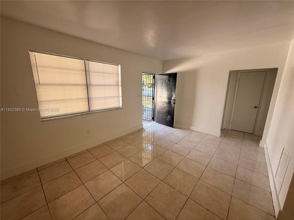 出租: $1,750 (1 贝兹, 1 浴室, 1953 平方英尺)