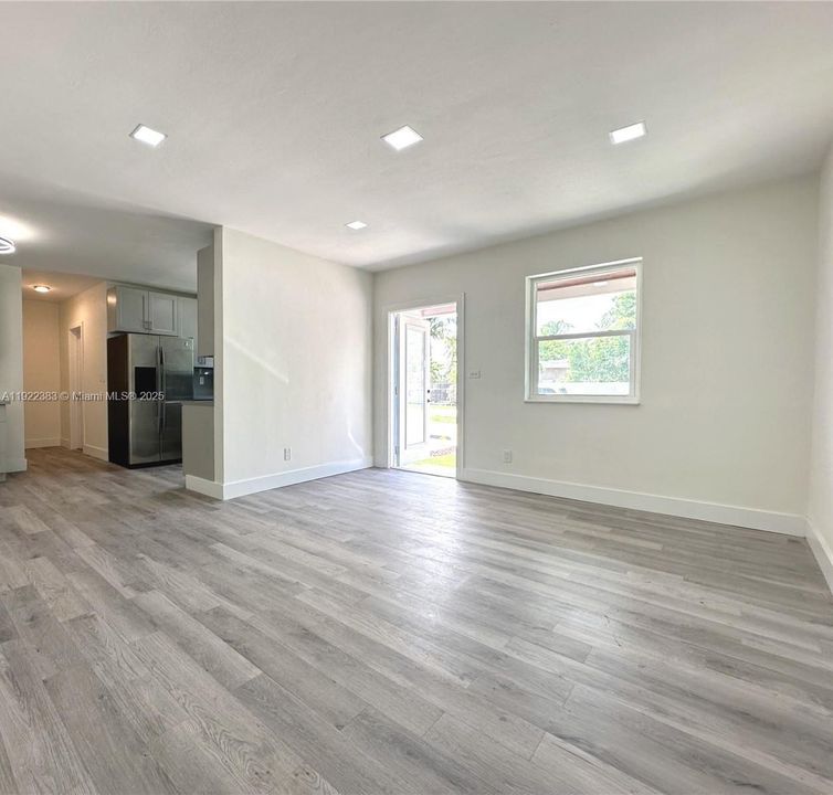 В аренду: $2,950 (3 спален, 2 ванн, 1215 Квадратных фут)