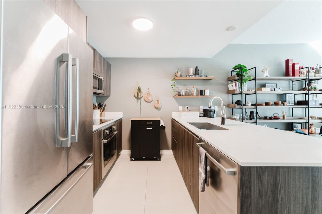 合同活跃: $3,999 (1 贝兹, 2 浴室, 979 平方英尺)