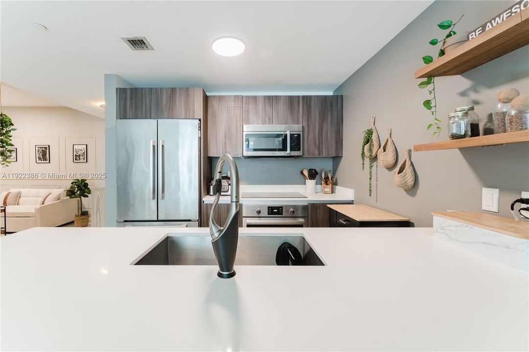 合同活跃: $3,999 (1 贝兹, 2 浴室, 979 平方英尺)