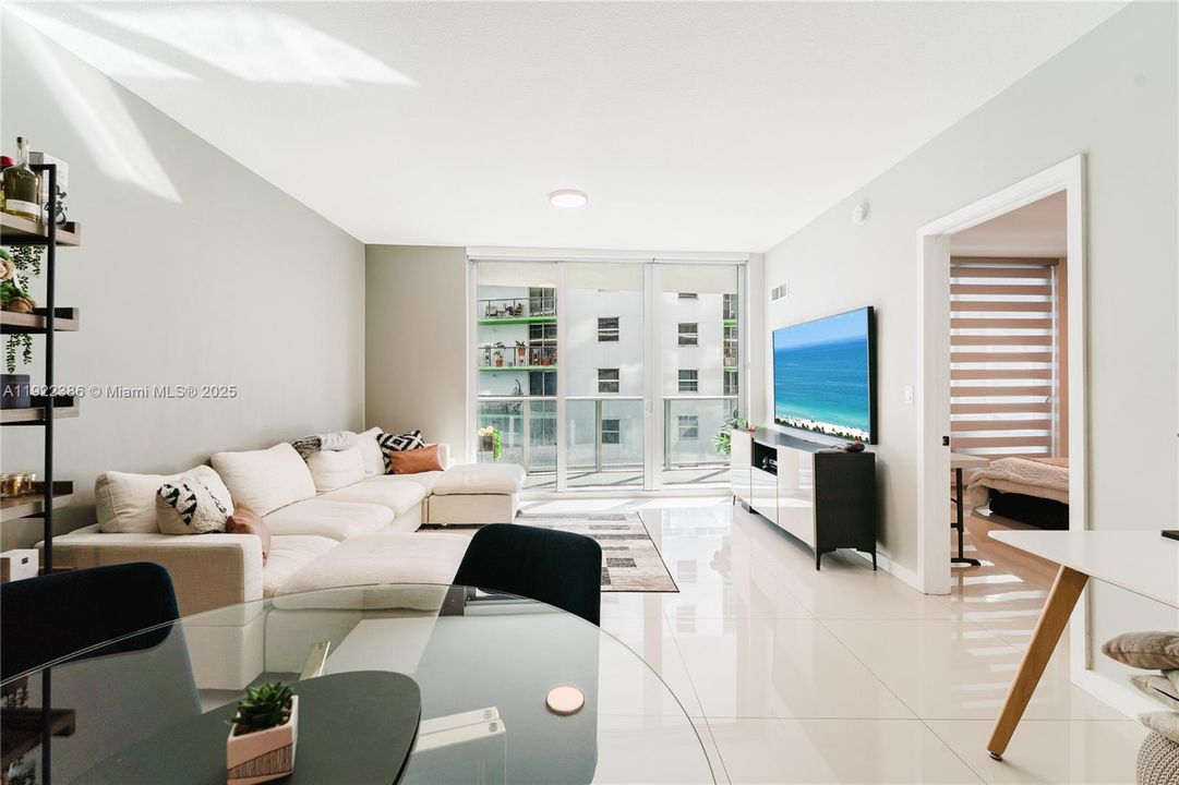 合同活跃: $3,999 (1 贝兹, 2 浴室, 979 平方英尺)