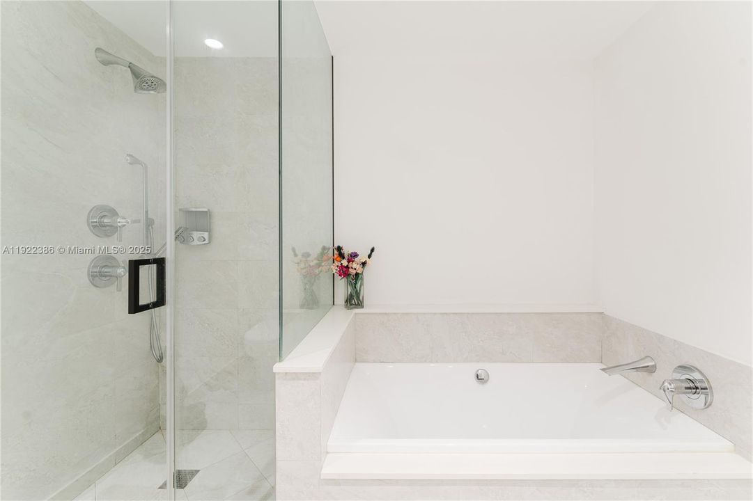 合同活跃: $3,999 (1 贝兹, 2 浴室, 979 平方英尺)