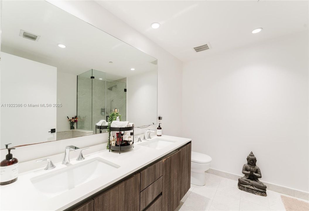 合同活跃: $3,999 (1 贝兹, 2 浴室, 979 平方英尺)