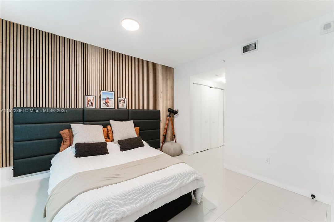 合同活跃: $3,999 (1 贝兹, 2 浴室, 979 平方英尺)