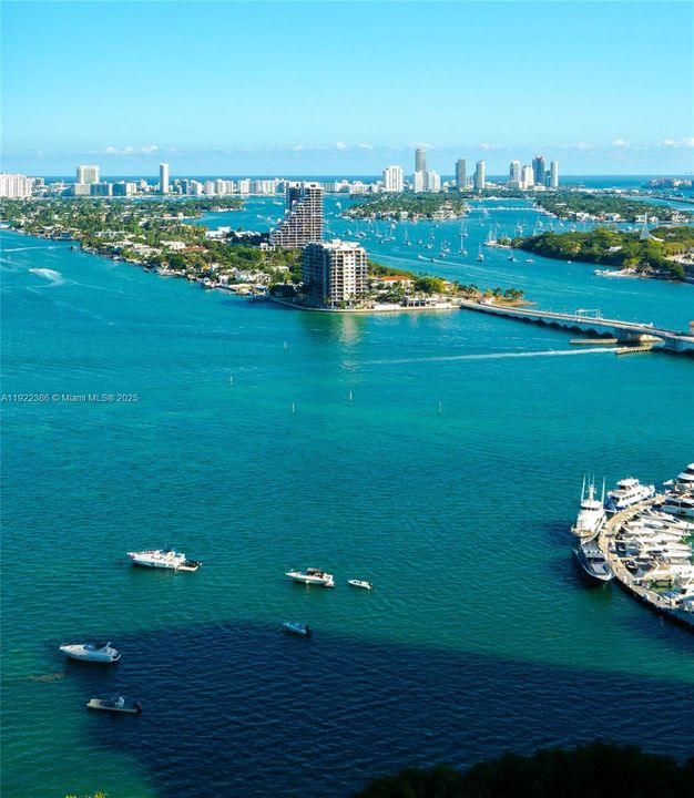 合同活跃: $3,999 (1 贝兹, 2 浴室, 979 平方英尺)