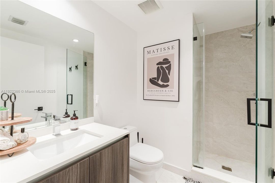 合同活跃: $3,999 (1 贝兹, 2 浴室, 979 平方英尺)