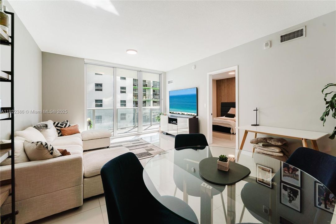 合同活跃: $3,999 (1 贝兹, 2 浴室, 979 平方英尺)