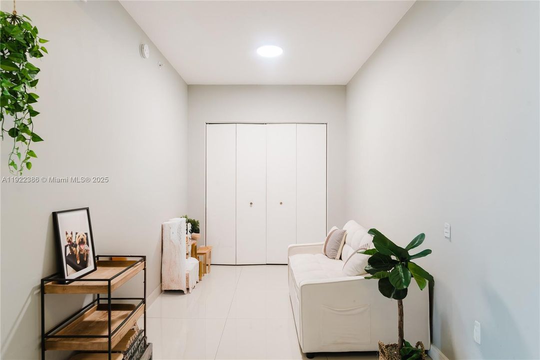 合同活跃: $3,999 (1 贝兹, 2 浴室, 979 平方英尺)