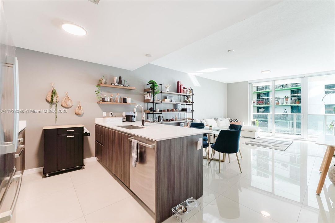 合同活跃: $3,999 (1 贝兹, 2 浴室, 979 平方英尺)