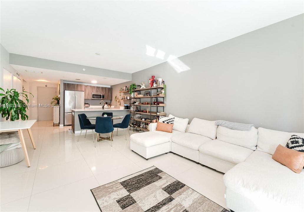 合同活跃: $3,999 (1 贝兹, 2 浴室, 979 平方英尺)