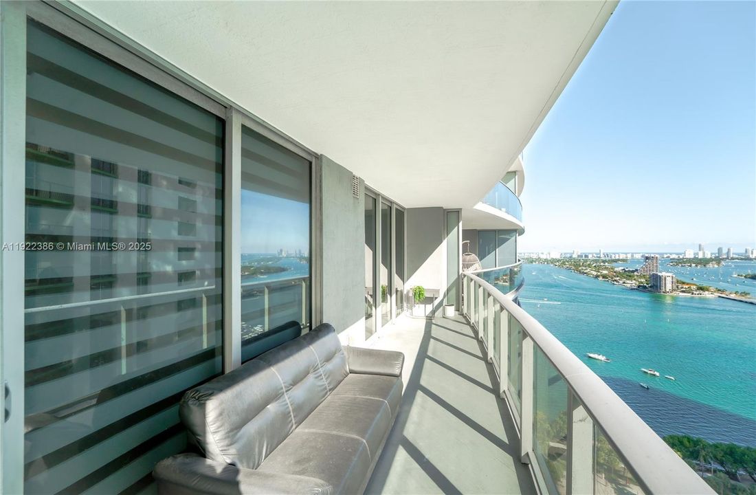 合同活跃: $3,999 (1 贝兹, 2 浴室, 979 平方英尺)