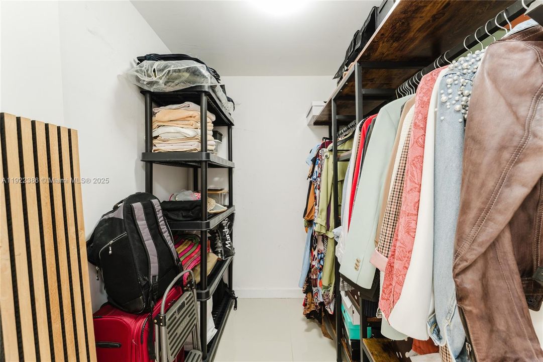 合同活跃: $3,999 (1 贝兹, 2 浴室, 979 平方英尺)