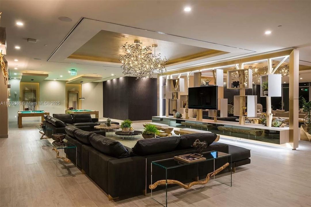 合同活跃: $3,999 (1 贝兹, 2 浴室, 979 平方英尺)