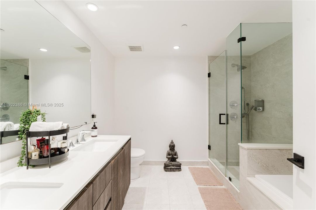 合同活跃: $3,999 (1 贝兹, 2 浴室, 979 平方英尺)