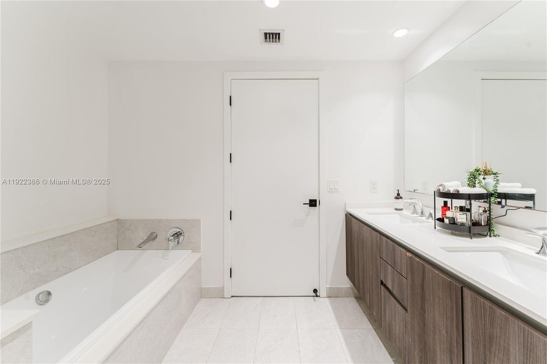 合同活跃: $3,999 (1 贝兹, 2 浴室, 979 平方英尺)