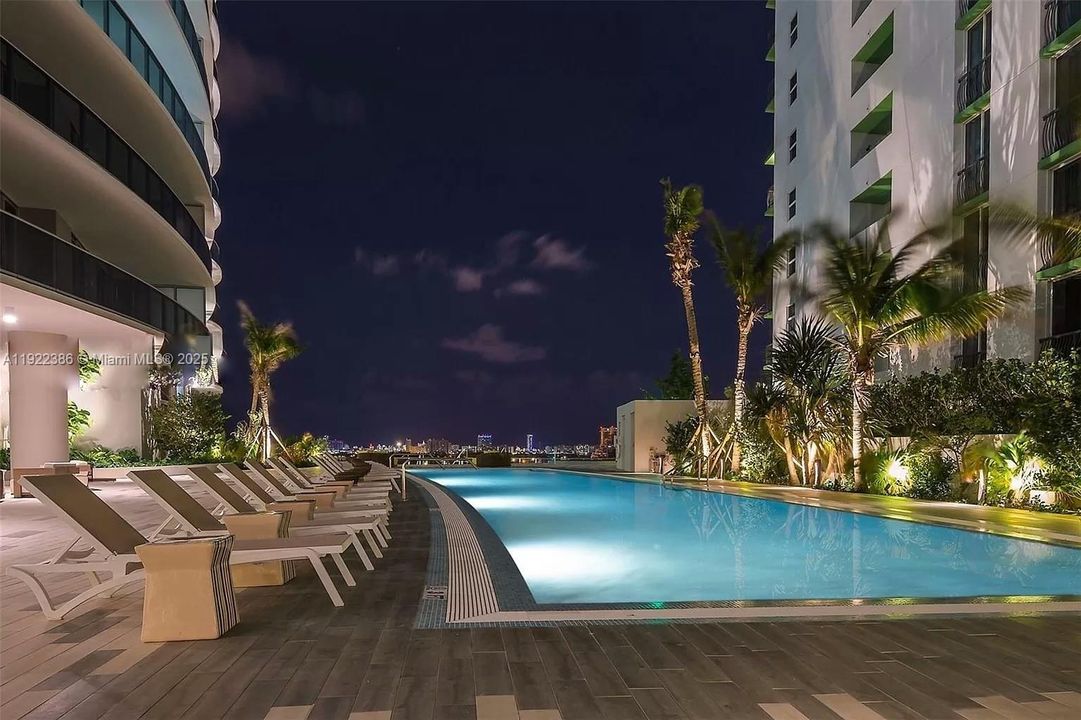 合同活跃: $3,999 (1 贝兹, 2 浴室, 979 平方英尺)