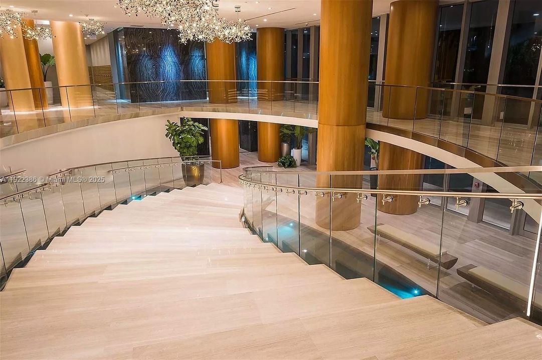 合同活跃: $3,999 (1 贝兹, 2 浴室, 979 平方英尺)