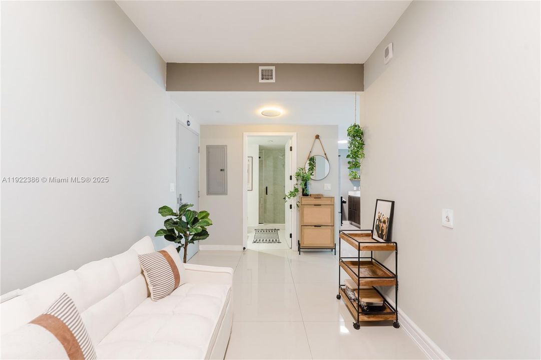 合同活跃: $3,999 (1 贝兹, 2 浴室, 979 平方英尺)