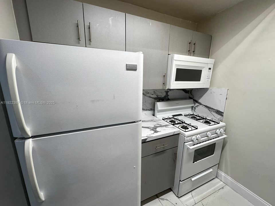 For Rent: $1,850 (1 beds, 1 baths, 596 Square Feet)