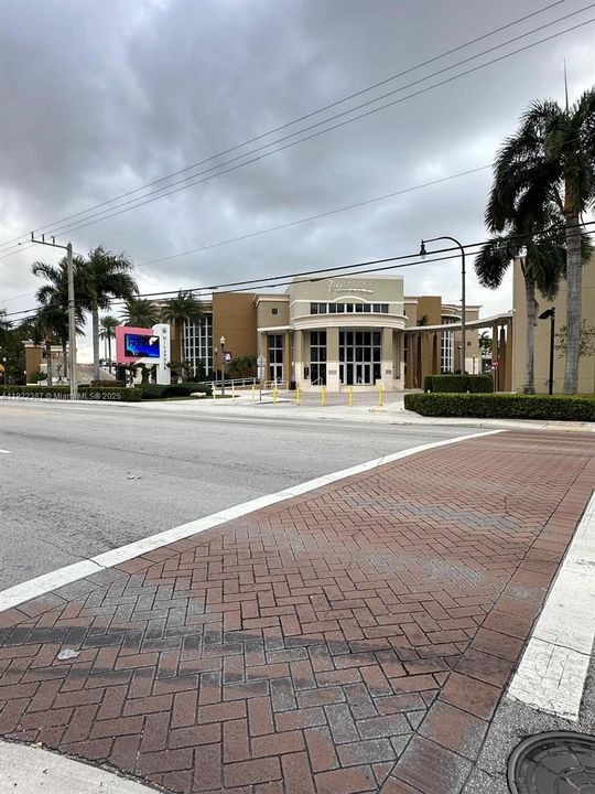 For Rent: $1,850 (1 beds, 1 baths, 596 Square Feet)