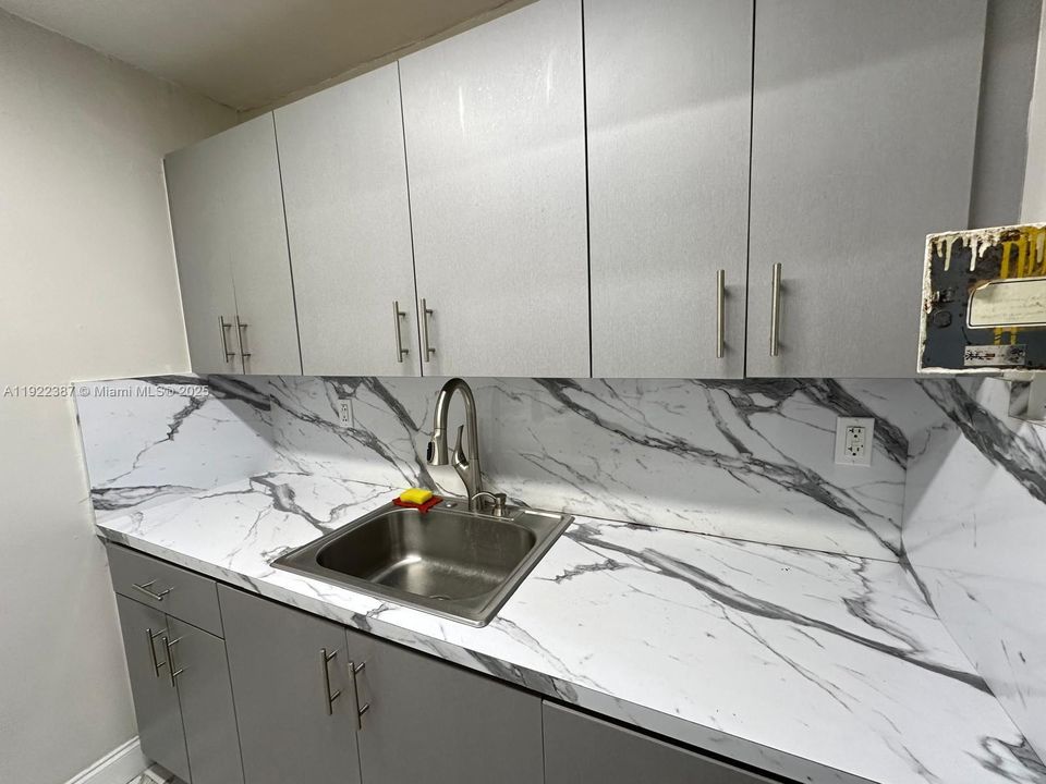 For Rent: $1,850 (1 beds, 1 baths, 596 Square Feet)