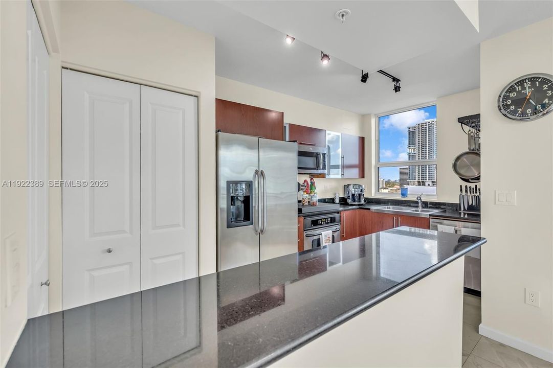 待售: $769,000 (2 贝兹, 2 浴室, 1436 平方英尺)