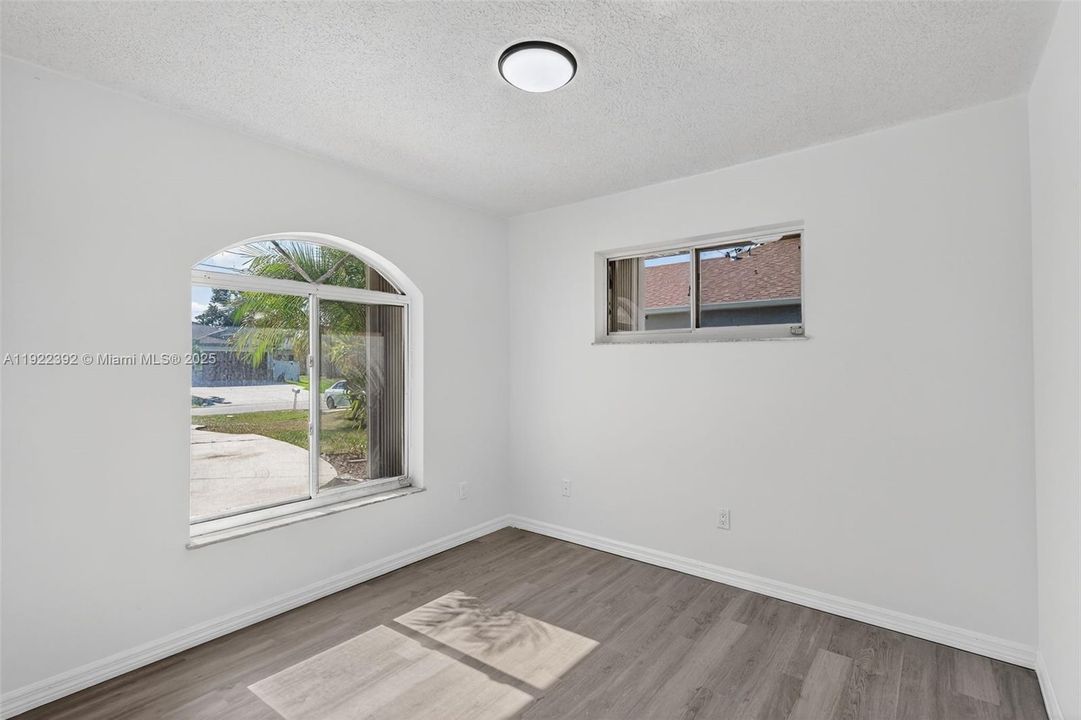 For Sale: $389,000 (3 beds, 2 baths, 1588 Square Feet)