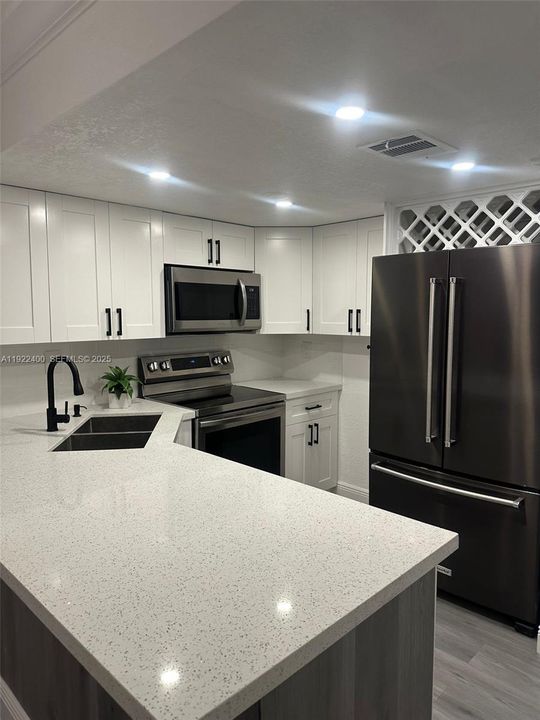 待售: $325,000 (2 贝兹, 1 浴室, 883 平方英尺)