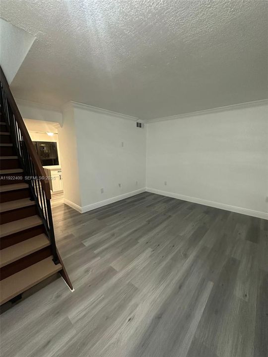 待售: $325,000 (2 贝兹, 1 浴室, 883 平方英尺)