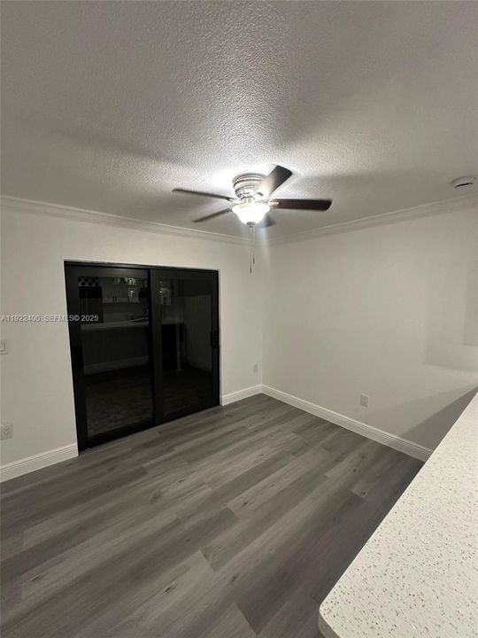 待售: $325,000 (2 贝兹, 1 浴室, 883 平方英尺)