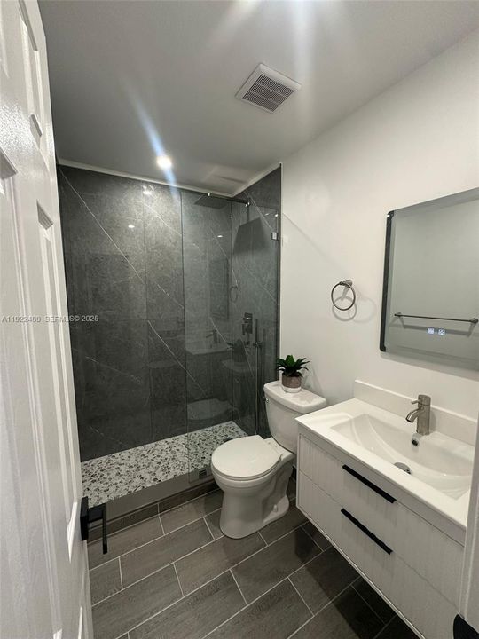 待售: $325,000 (2 贝兹, 1 浴室, 883 平方英尺)