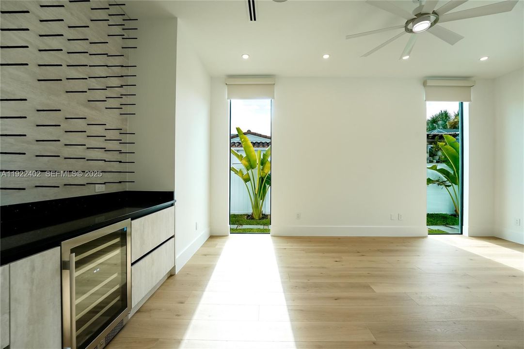 For Rent: $25,000 (5 beds, 5 baths, 4150 Square Feet)