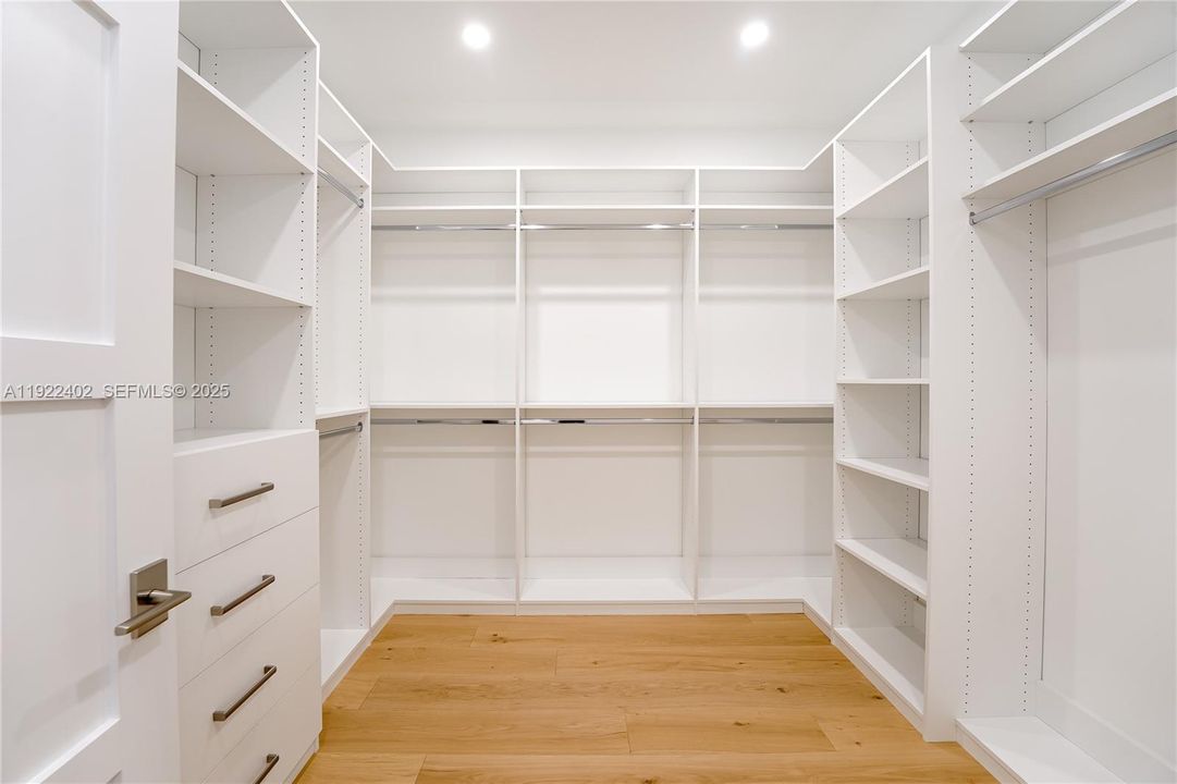 For Rent: $25,000 (5 beds, 5 baths, 4150 Square Feet)