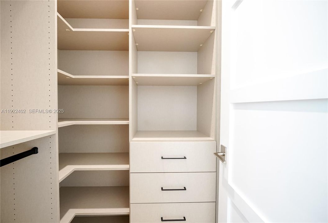 For Rent: $25,000 (5 beds, 5 baths, 4150 Square Feet)