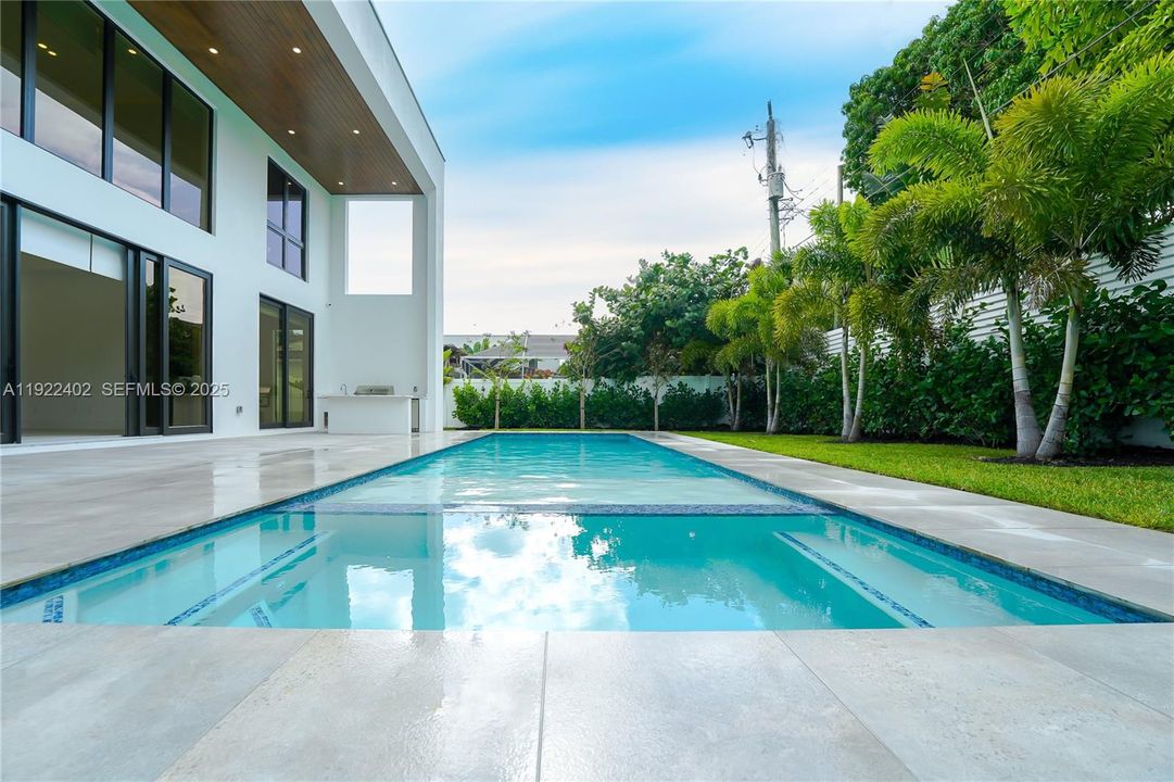 For Rent: $25,000 (5 beds, 5 baths, 4150 Square Feet)