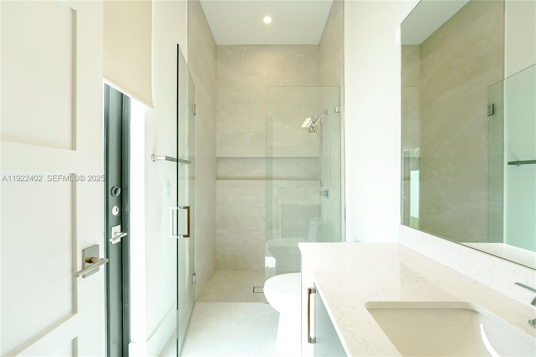 For Rent: $25,000 (5 beds, 5 baths, 4150 Square Feet)