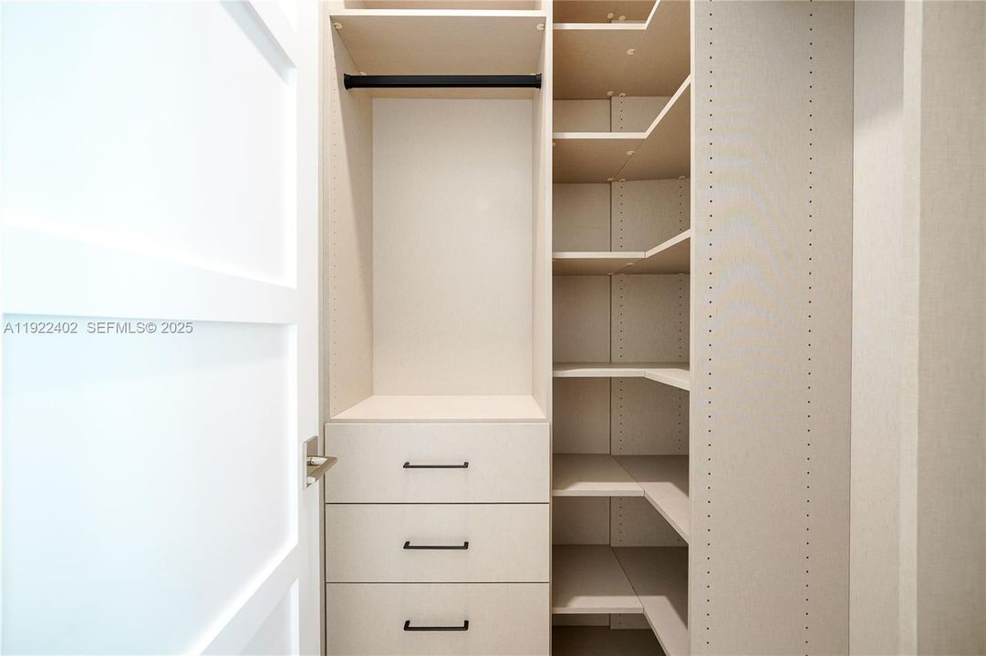 For Rent: $25,000 (5 beds, 5 baths, 4150 Square Feet)