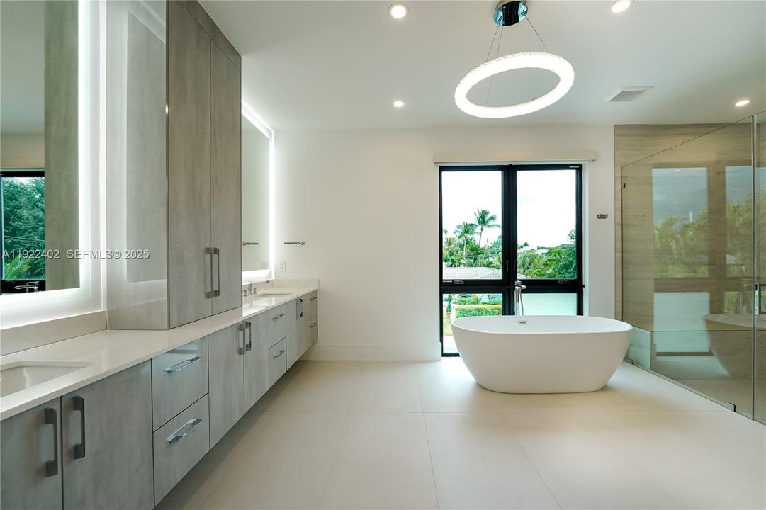 For Rent: $25,000 (5 beds, 5 baths, 4150 Square Feet)