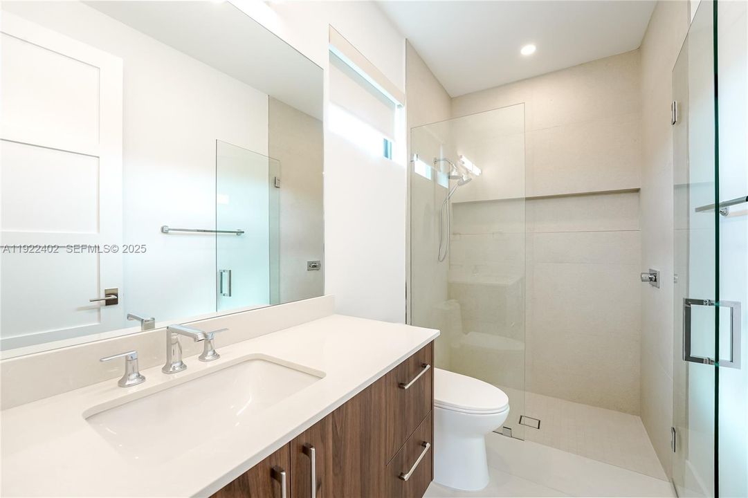 For Rent: $25,000 (5 beds, 5 baths, 4150 Square Feet)