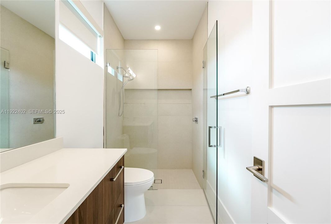 For Rent: $25,000 (5 beds, 5 baths, 4150 Square Feet)