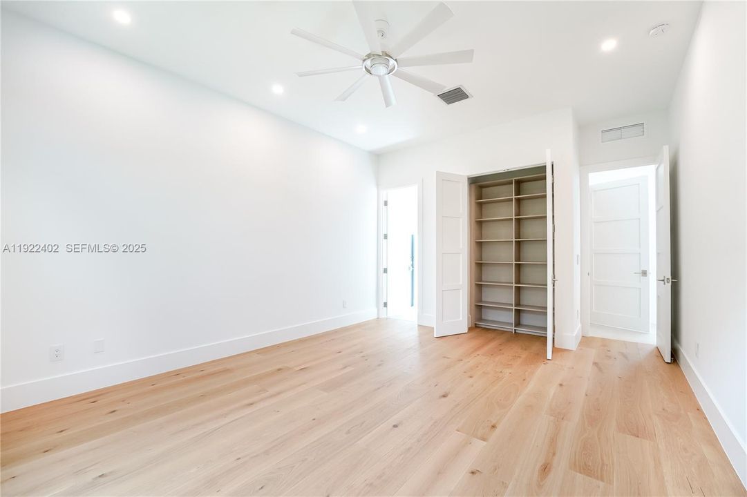 For Rent: $25,000 (5 beds, 5 baths, 4150 Square Feet)