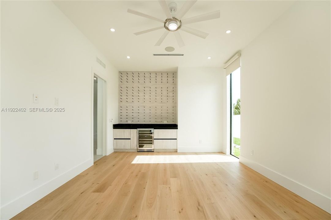 For Rent: $25,000 (5 beds, 5 baths, 4150 Square Feet)