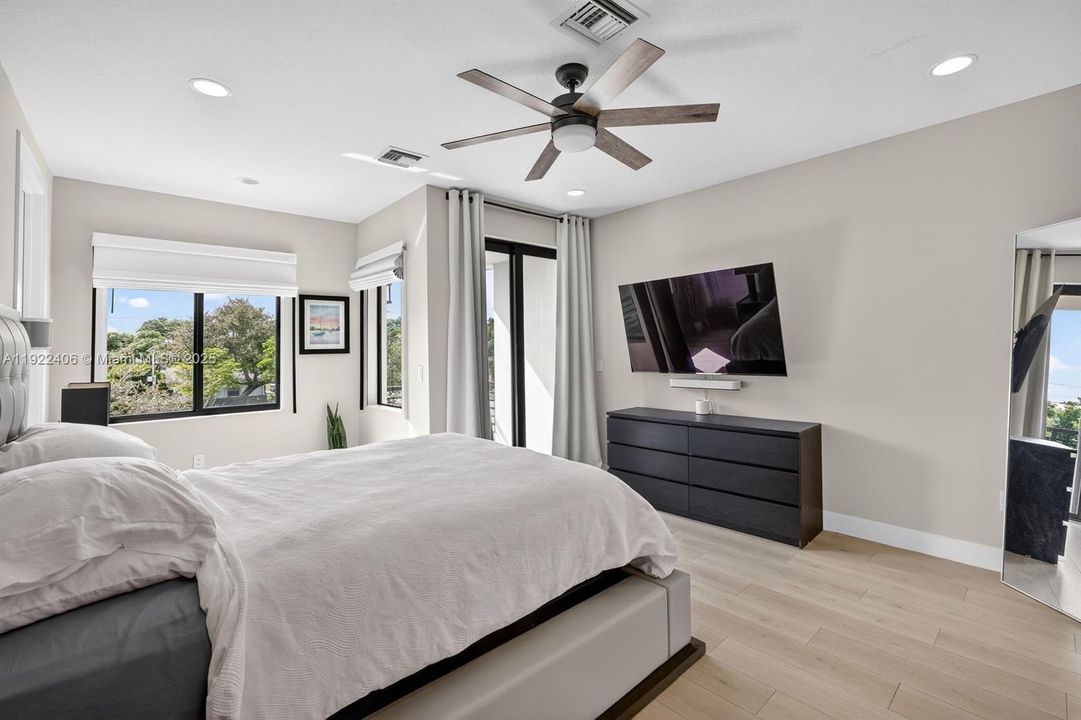 В аренду: $4,700 (3 спален, 3 ванн, 2105 Квадратных фут)