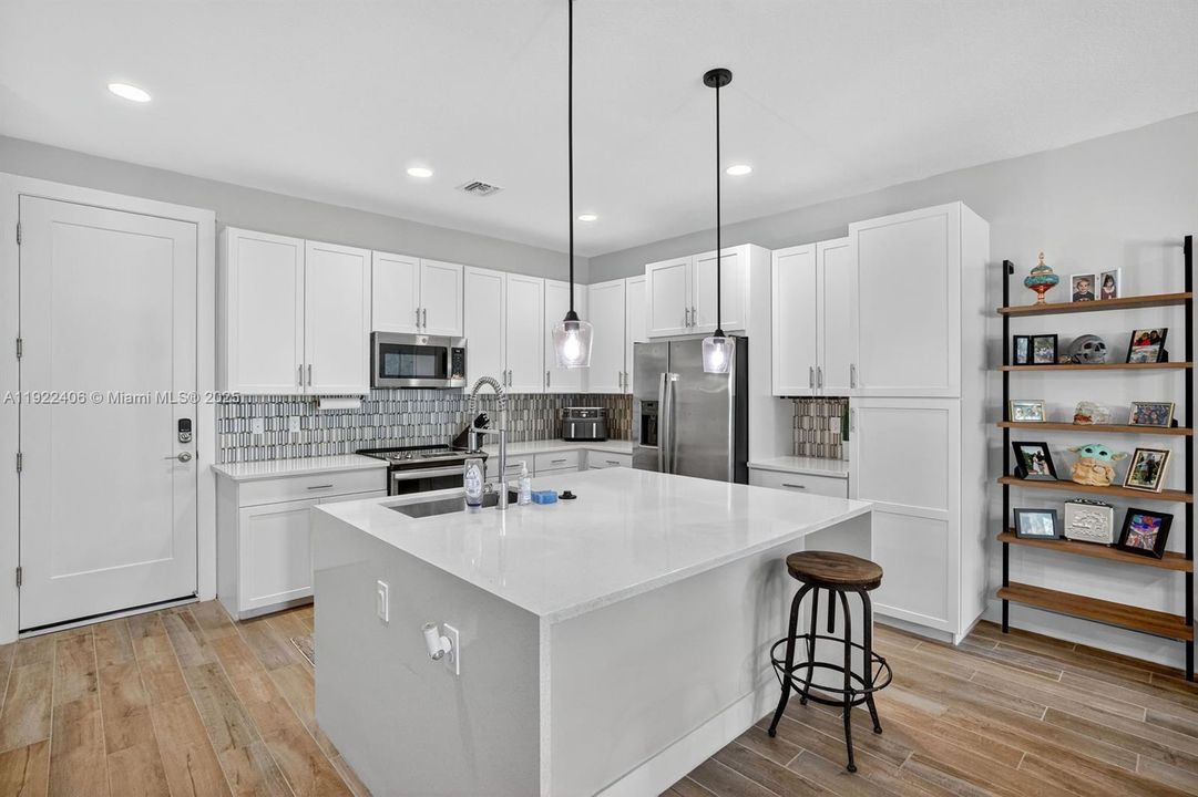 В аренду: $4,700 (3 спален, 3 ванн, 2105 Квадратных фут)