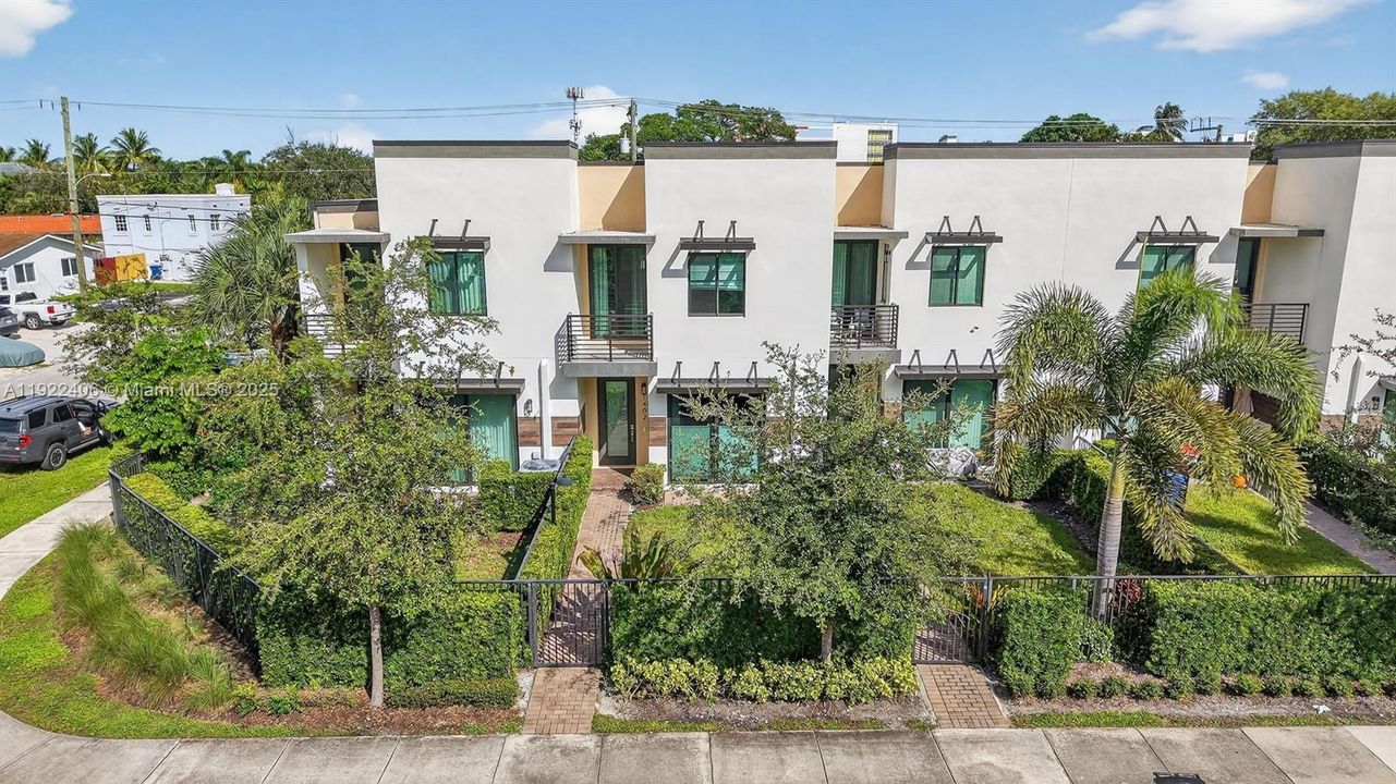 В аренду: $4,700 (3 спален, 3 ванн, 2105 Квадратных фут)