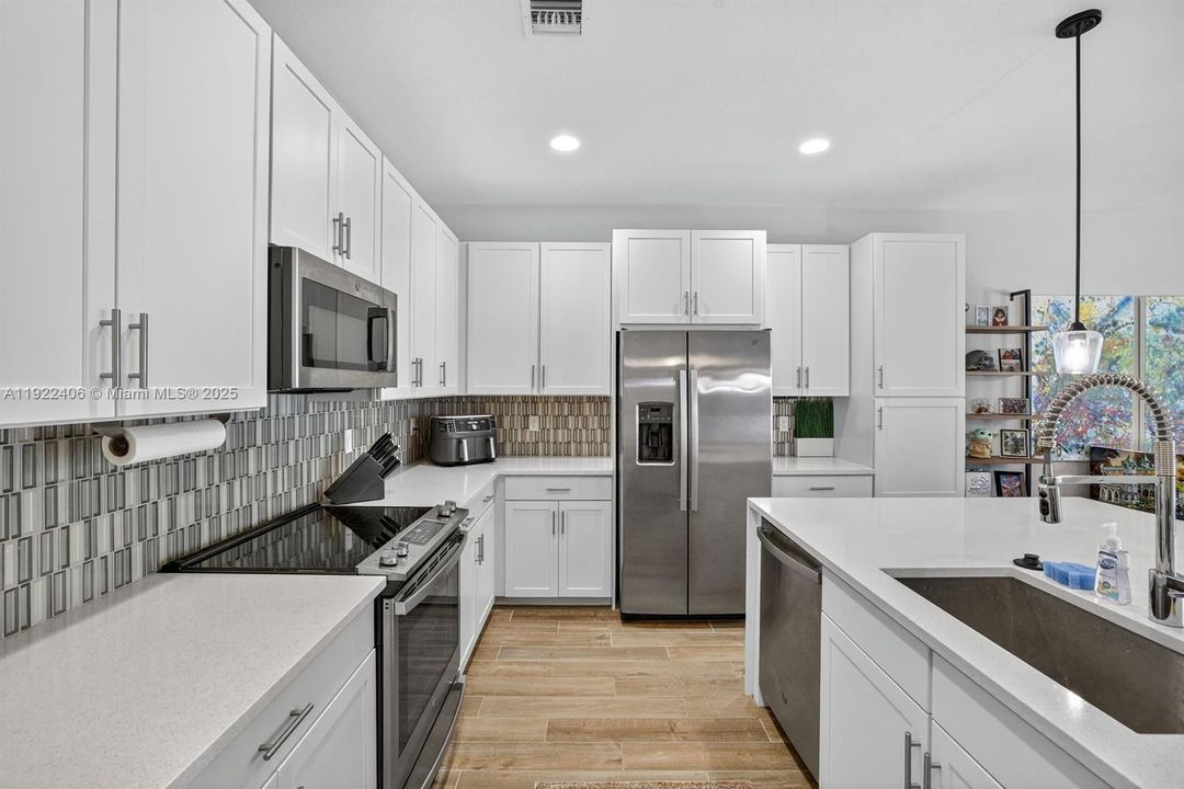 В аренду: $4,700 (3 спален, 3 ванн, 2105 Квадратных фут)