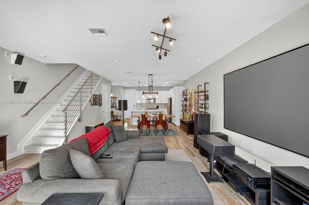 В аренду: $4,700 (3 спален, 3 ванн, 2105 Квадратных фут)